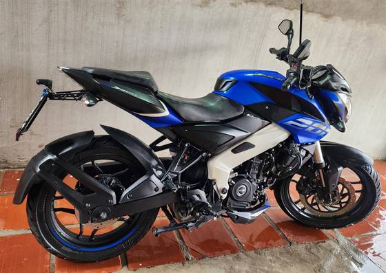 BAJAJ DOMINAR 200 